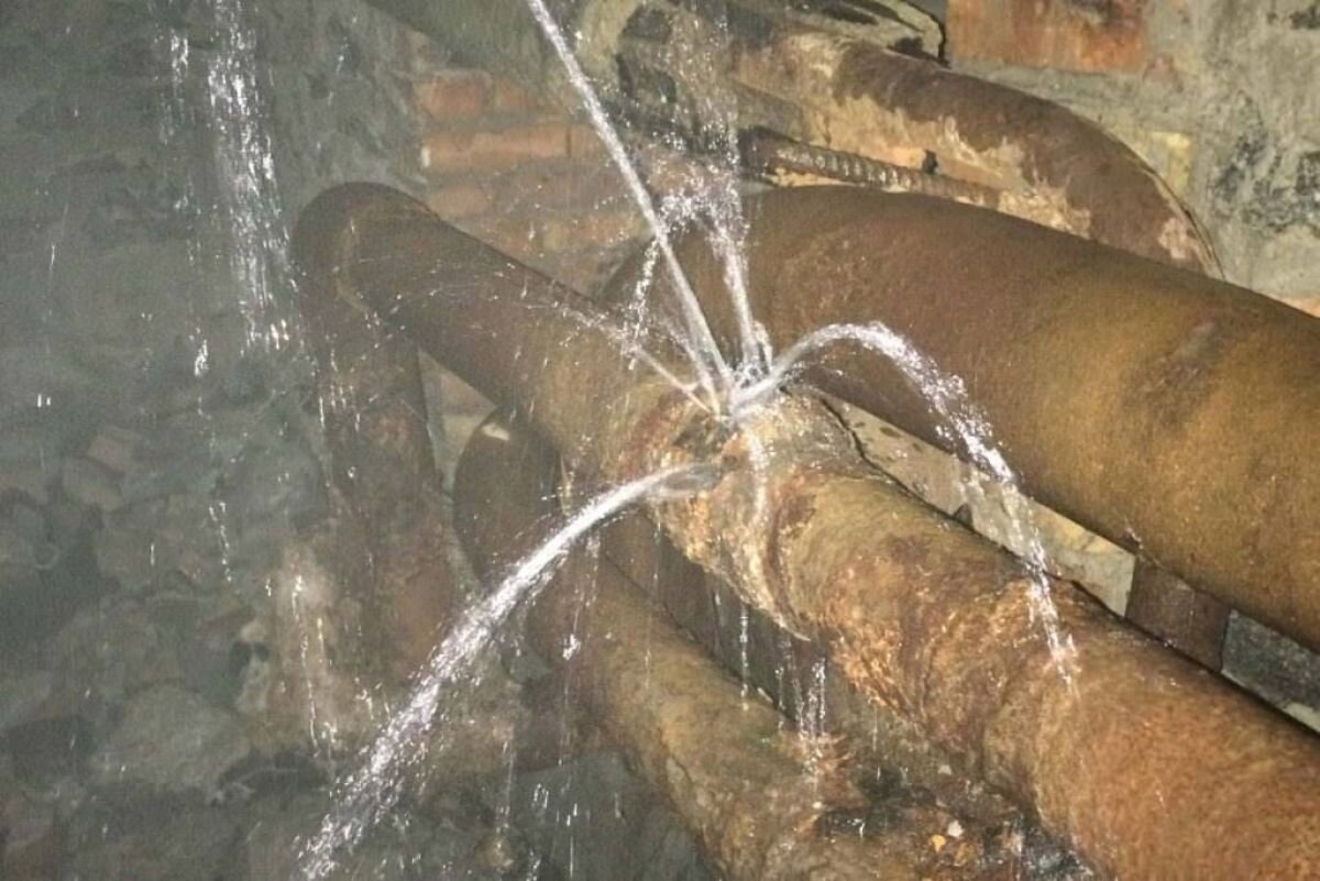 протечка водопроводной трубы. прорыв трубы водоснабжения. утечка воды в трубопроводе. протечка трубы водоснабжения. лопнула труба водопровода.
