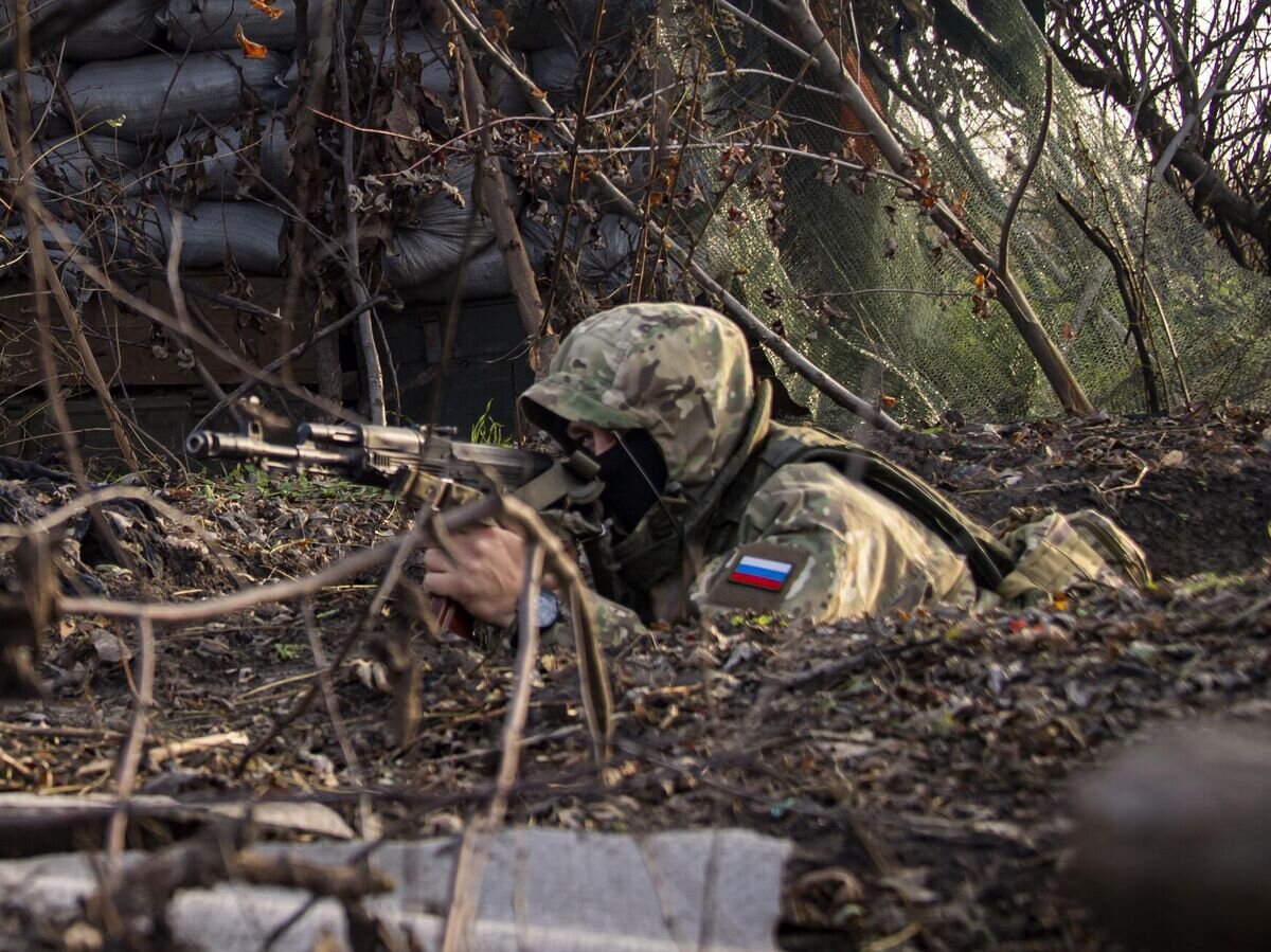    Боец добровольческого отряда "Крым" недалеко от линии боевого соприкосновения в Запорожской области© РИА Новости / Дмитрий Макеев