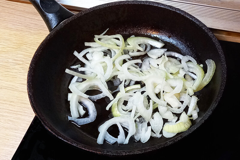 Скумбрия с морковью и луком запеченная в духовке. Тушеная рыба. Минтай с морковью и луком. Филе минтая в духовке с морковью и луком. Минтай под маринадом из моркови и лука.