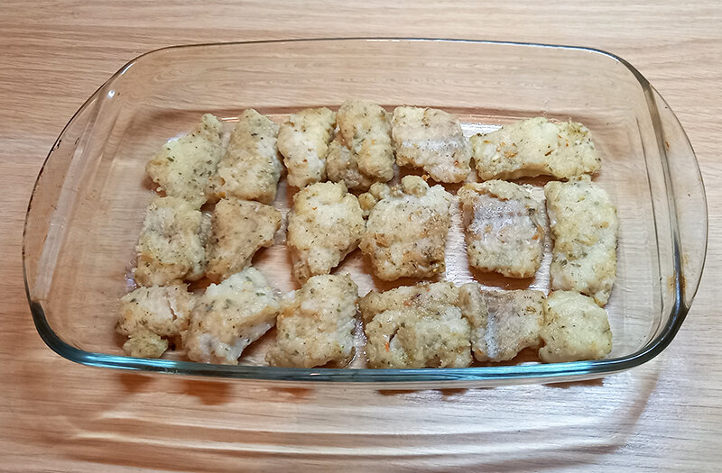 горбуша с овощами в духовке сочная. рыба с луком и морковью в духовке. скумбрия запеченная в духовке с морковкой и луком. горбуша с морковью и луком в мультиварке. минтай в духовке с морковью и луком и картофелем.