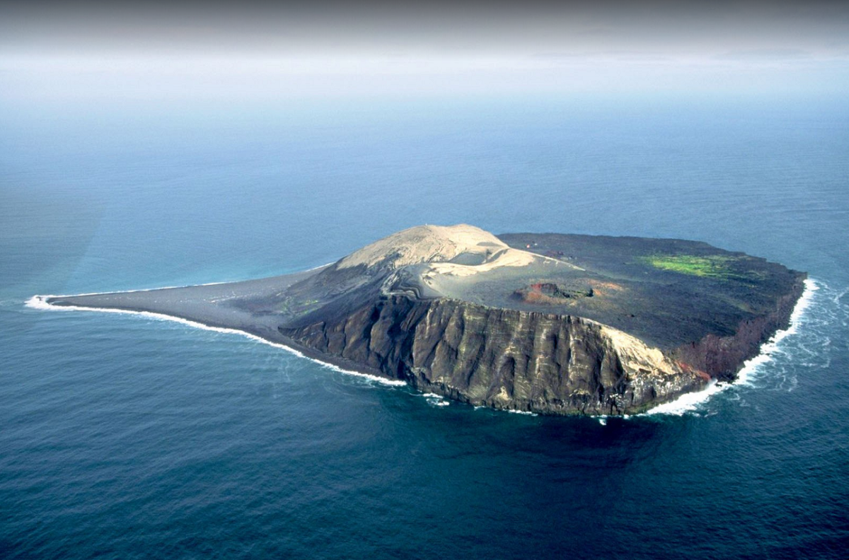 Второй остров в мире. Остров Суртсей Исландия. Остров Аогашима. Суртсей Исландия ЮНЕСКО. Вулканический остров Суртсей.