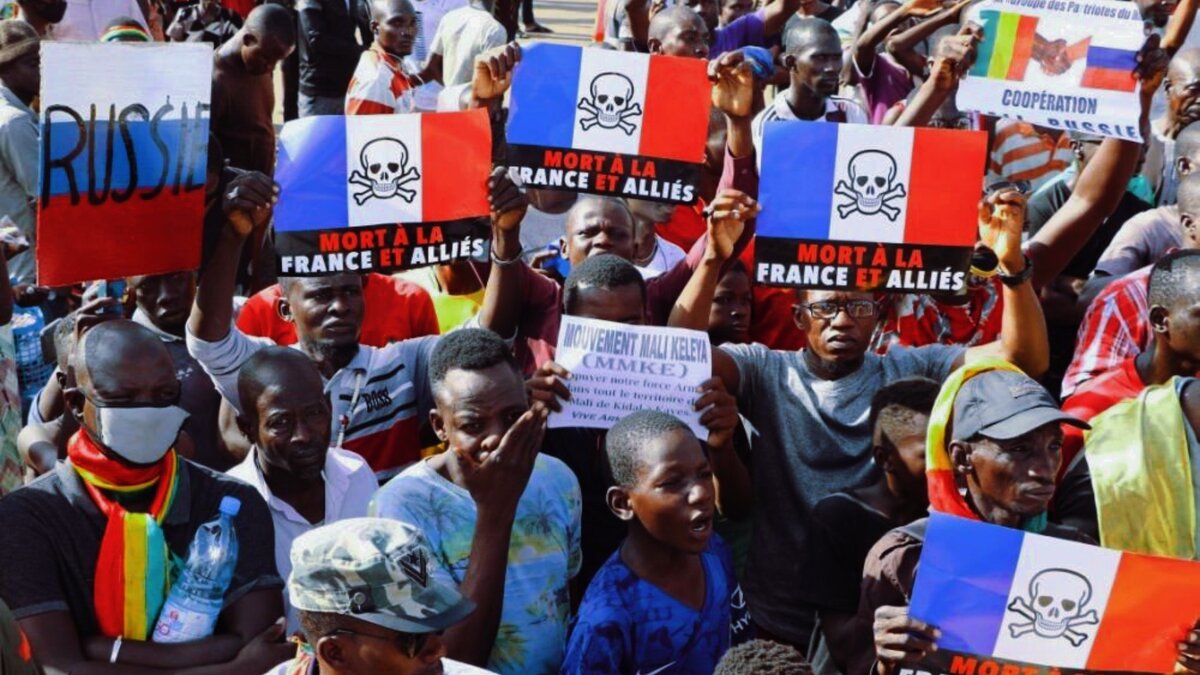 Французский терпеть. Мали портрет Вагнера. Африканцы во Франции. Демонстрация в Африке. Митинг в Африке.