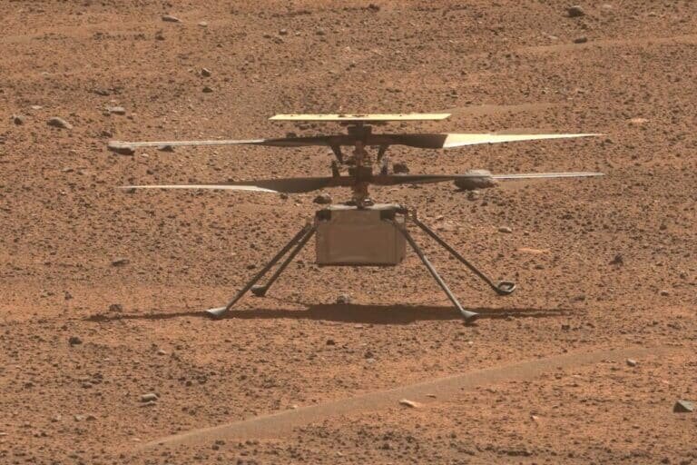    Вертолет Ingenuity в объективе камеры Mastcam-Z марсохода Perseverance, 2 августа 2023 года, спустя полторы недели после полета номер 53 / © NASA, JPL-Caltech, ASU, MSSS