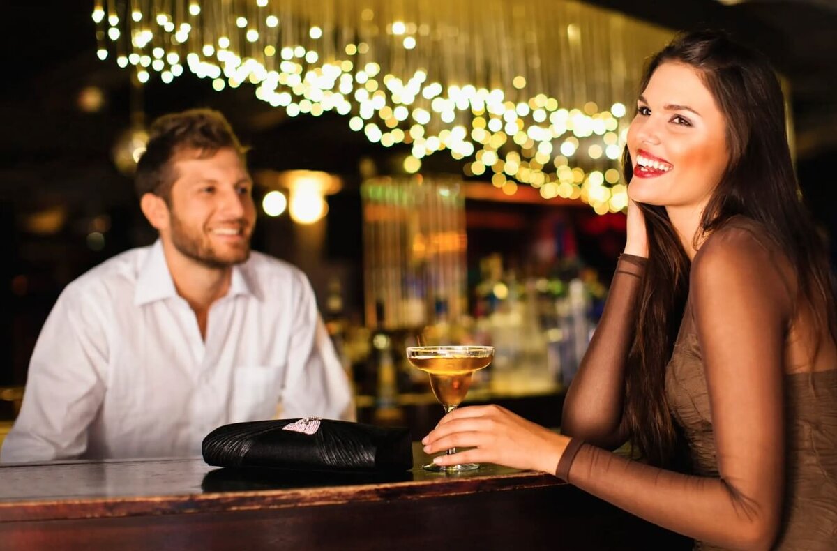 Мужчина и женщина в ресторане. Парень кокетничает. Мужчина флиртует. Отношения с женатым мужчиной. Как понять что парень флиртует.