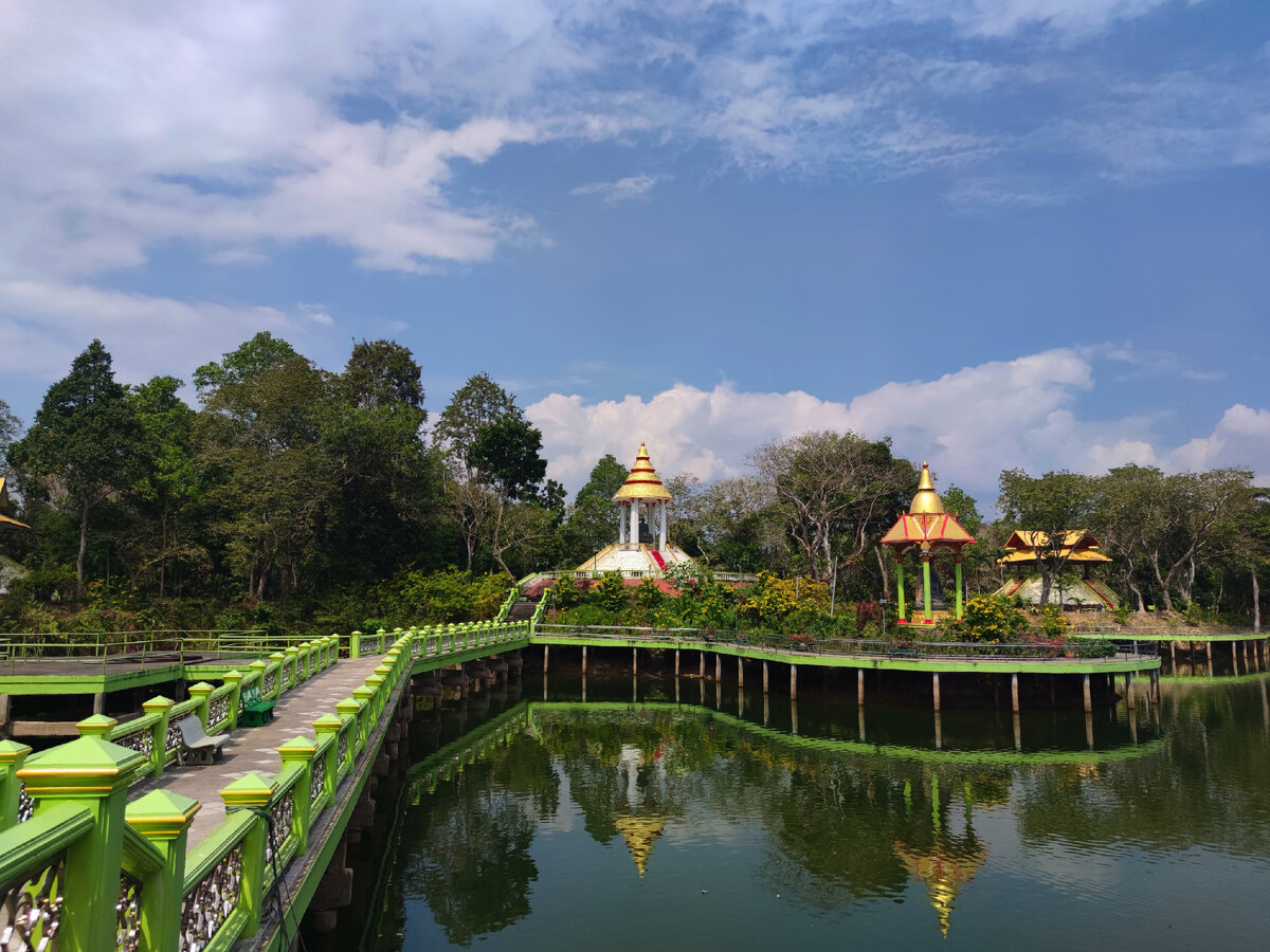 престол в алтаре православного храма. жертвенник в алтаре храма. алтарь в православном храме. внутреннее убранство храма оренбург. никольский собор убранство храма оренбург.