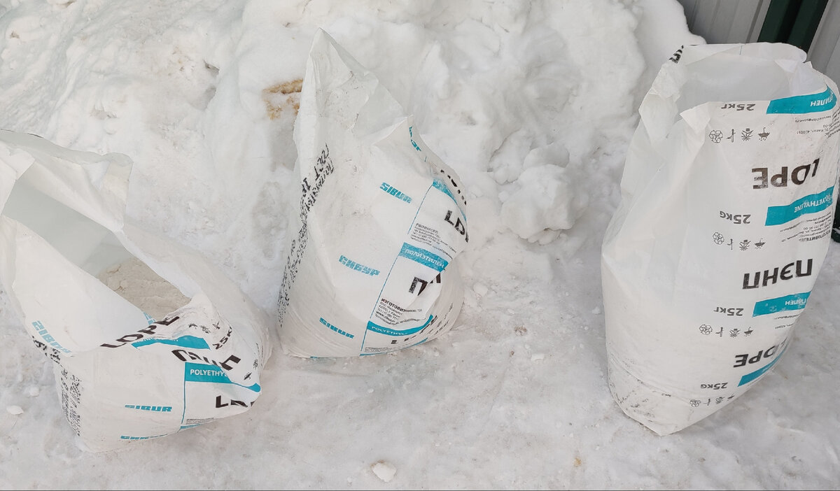 Мне в хозяйстве она очень пригодится. Я уже посыпала все дорожки в ограде, а потом ещё и парковочное место обработаю. 