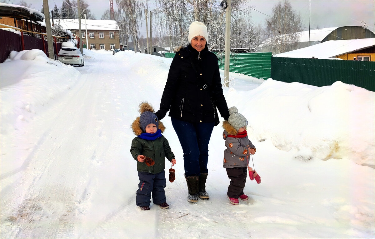 Баба Марина и внуки ждут пока я выеду с парковки