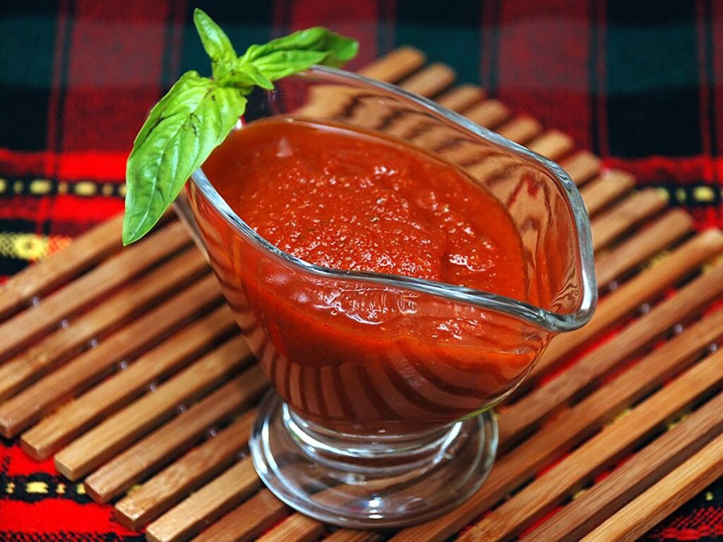 Соус. Для приготовления соуса нам понадобится: томатная паста, свежий базилик, смесь свежемолотых перцев.