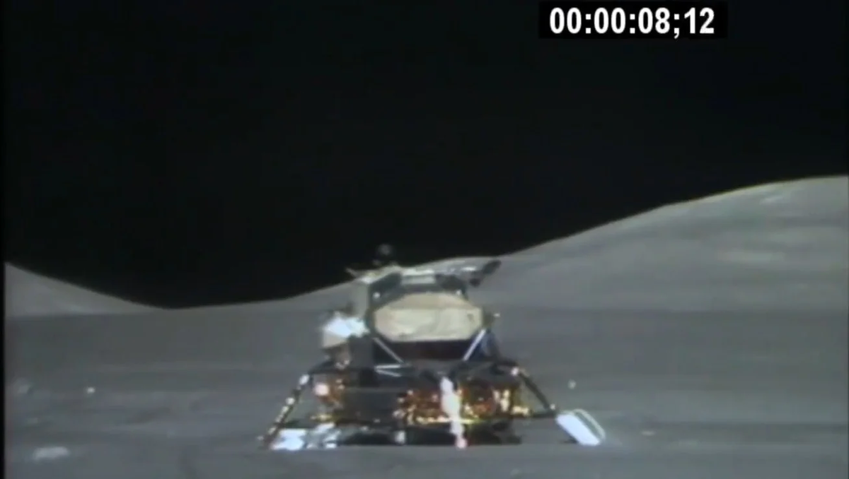 Момент перед взлетом лунного модуля с посадчной платформы. Съемка велась на телевизионную камеру, установленную на луномобиле. Управлялась оператором с Земли