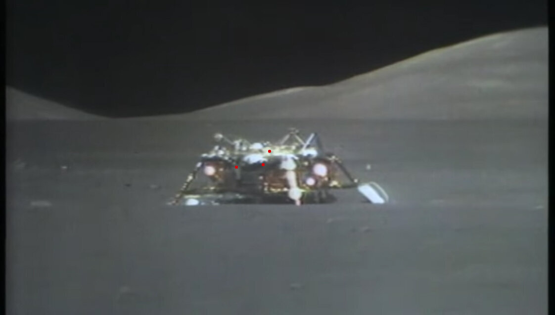 После того, как лунный модуль взлетел с посадочной платформы телевизионная камера, установленная на луномобиле была опущена оператором с Земли и люди увидели опустевший пейзаж: посадочная платформа, флаг и другие элементы, оставленные астронавтами на Луне  