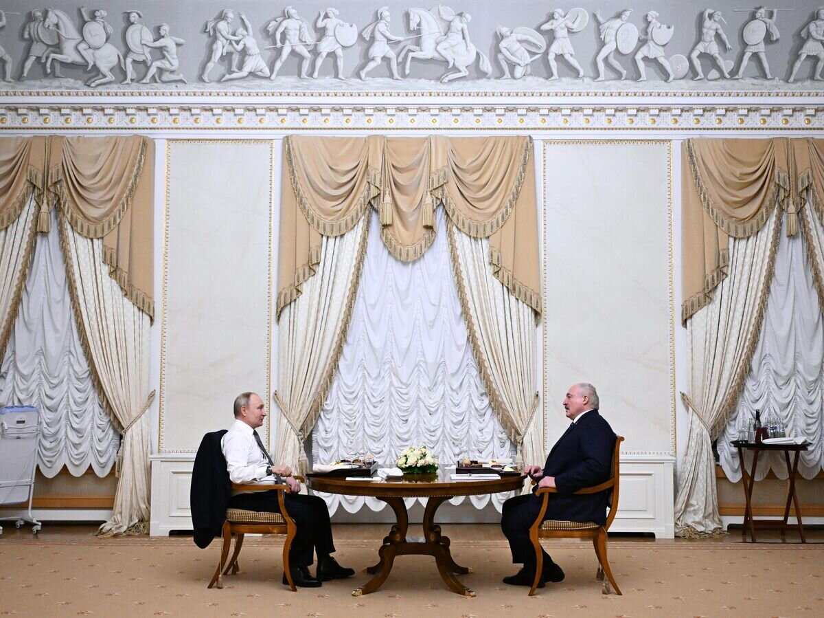    Президент РФ Владимир Путин и президент Белоруссии Александр Лукашенко (справа) во время делового ужина в Санкт-Петербурге© РИА Новости / Павел Бедняков