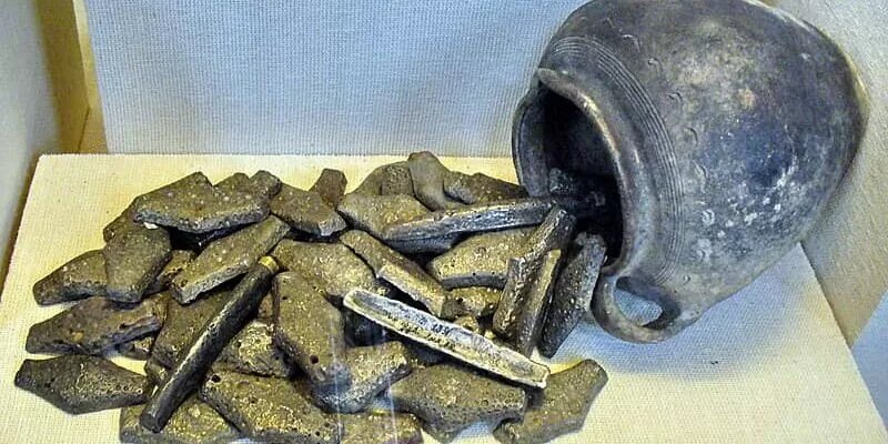 Обнаруженный клад, состоящий из гривны