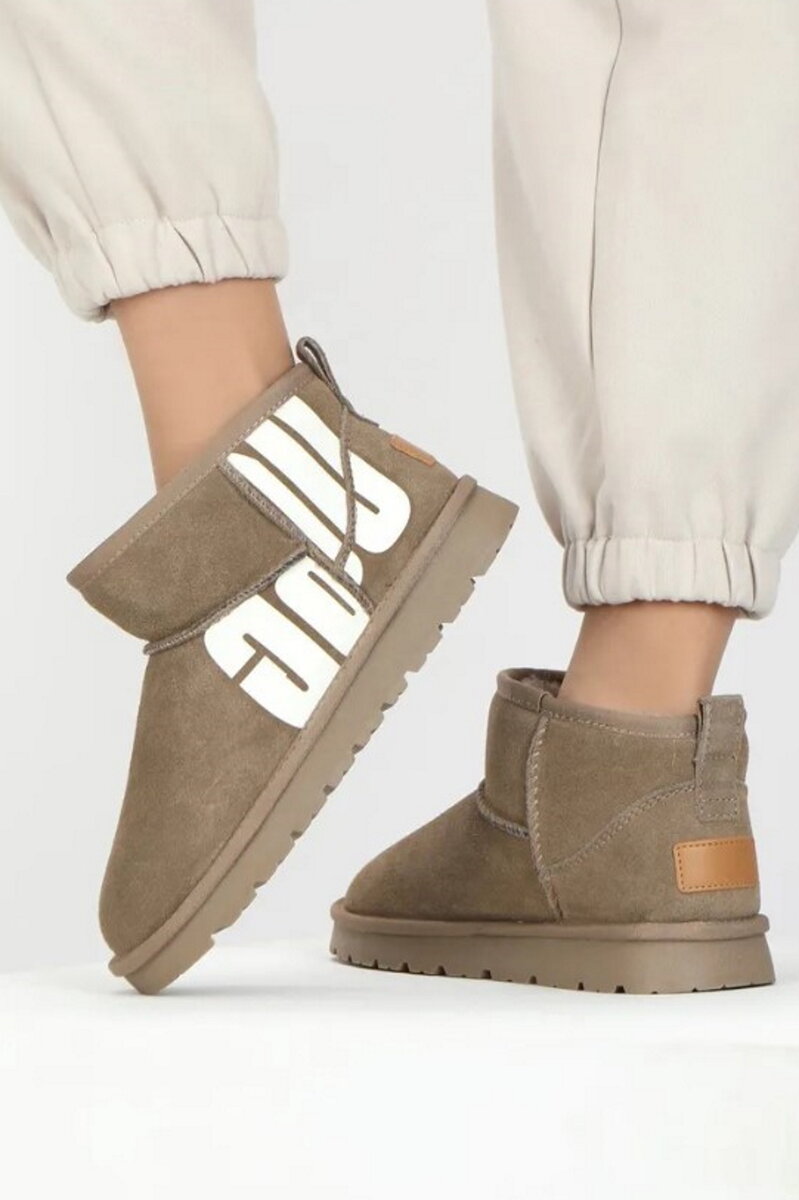    Угги следует чистить каждый раз, как их надевалиФото: ozon.ru