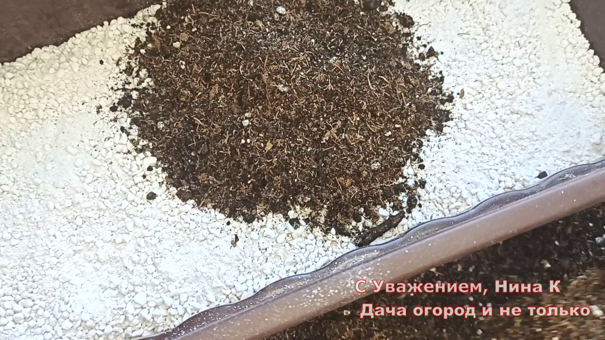 производство грунта. сеянный грунт. просеянный грунт. куча земли. сеянный грунт.