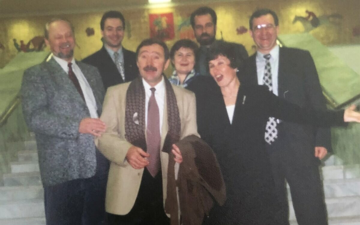    Большие «пеликаны» 90-х. Абсолютные победители конкурса «Учитель года России» Артур Заруба (1992), Олег Парамонов (1993), Михаил Нянковский (1994), Зинаида Климентовская (1995), Екатерина Филиппова (1996), Александр Глозман (1997), Владимир Ильин (1998)
