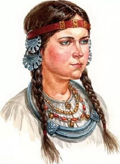 Шейная гривна на шее девушки как украшени