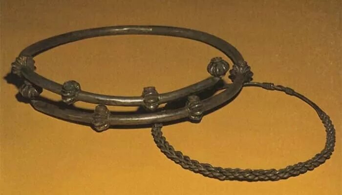 Вид шейной гривны в виде украшения