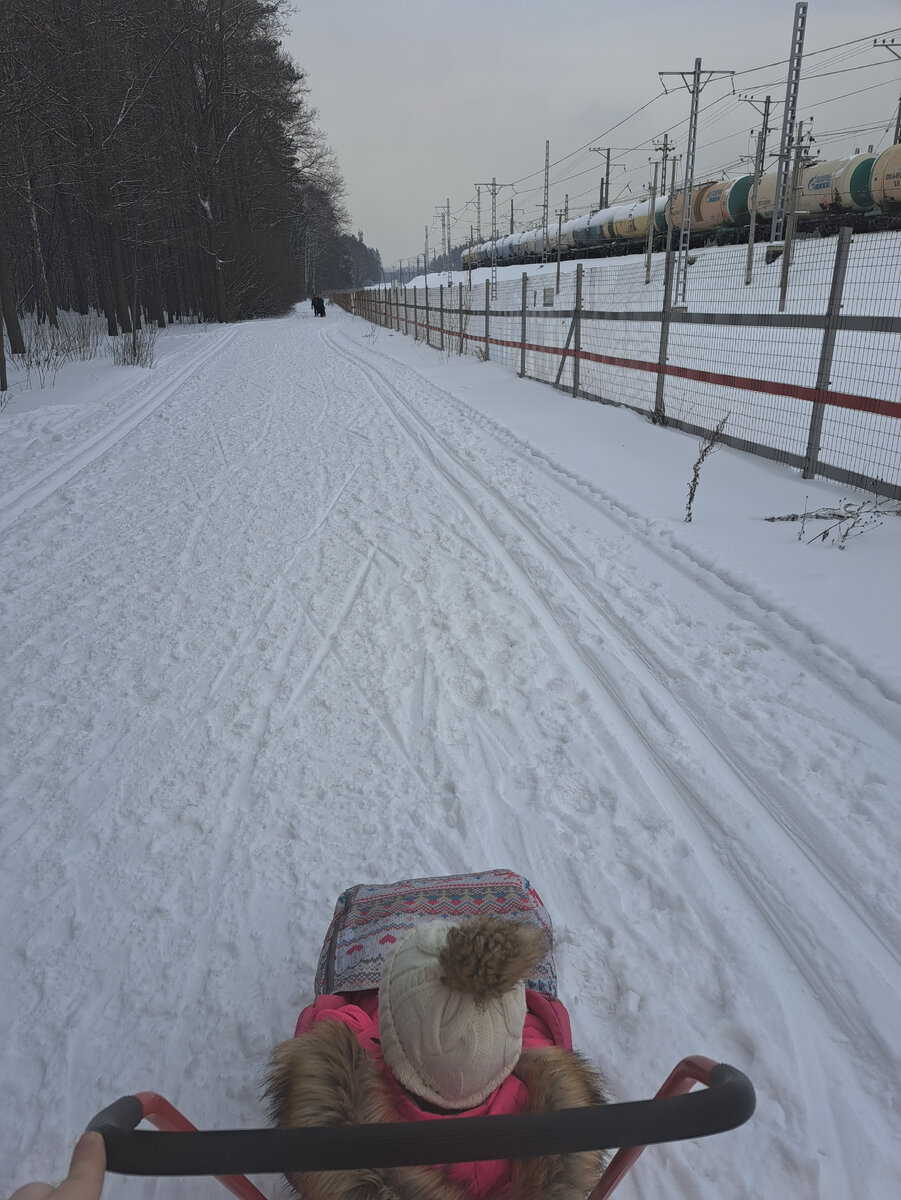 успеть до трех. часы счастья. выплаты на детей. красивая девушка с часами. успеть до трех.