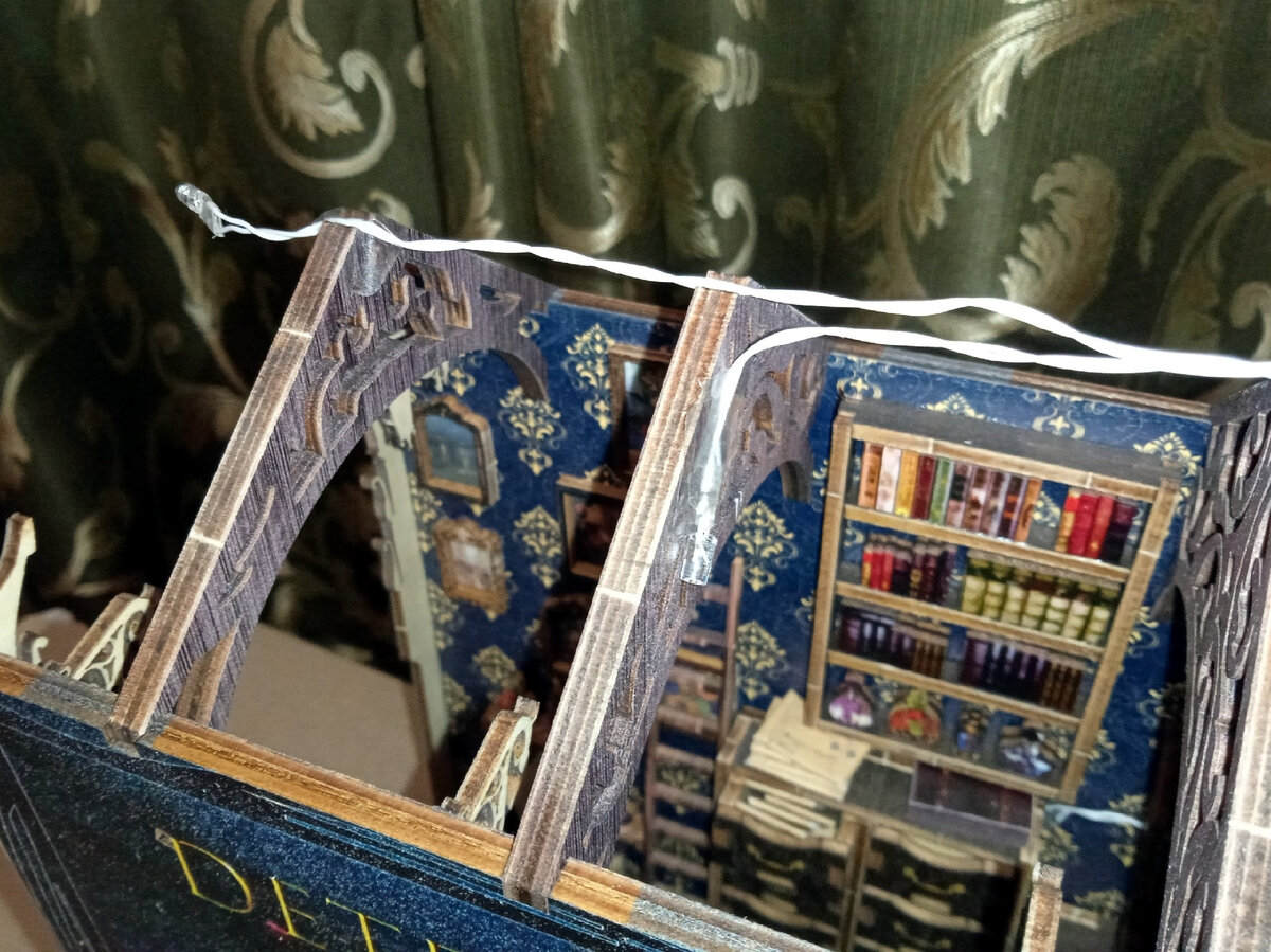 На полке стояло 12 книг. Было 12 книг взяли несколько. На 2 двухполкахбыло поровну. На полке стоят 12 книг из которых 5 это учебники с полки наугад. Какова вероятность что три книги стоят на одной.