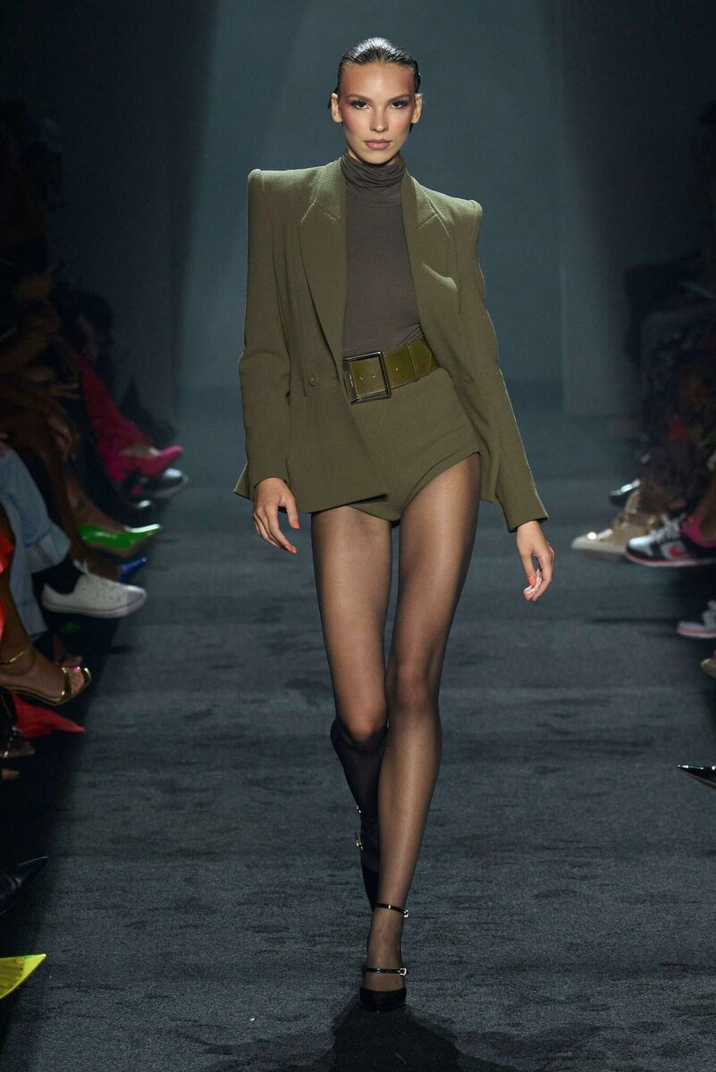 Оверсайз 2024 тренд. Куртки тренд 2022. Оверсайз 2024 тренд. Пальто оверсайз стриьстайл. Тренд 2022 пуховик оверсайз.