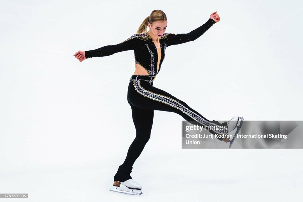 Фигурное катание камила валиева пекин. Российская фигуристка алина загитова. Камила валиева олимпиада 2022. Короткая программа девушек. Елизавета туктамышева 2021.