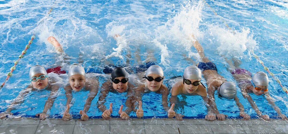 Плавание спортивные группы. Дети в бассейне. Занятия в бассейне для детей. Плавание дети. Плавание в бассейне дети.