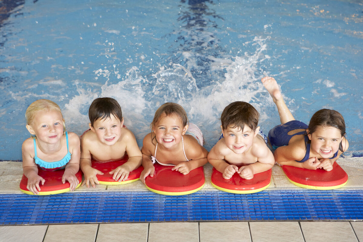The children are swimming. Дети в бассейне. Бассейн для малышей. Детское плавание в бассейне. Бассейн для дошкольников.