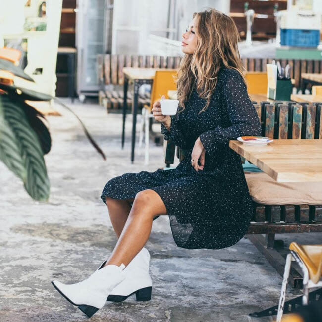 Что сейчас носят из одежды. Стильные образы на лето. Что сейчас носят из одежды. Образы с широкими джинсами. Модные женские образы.