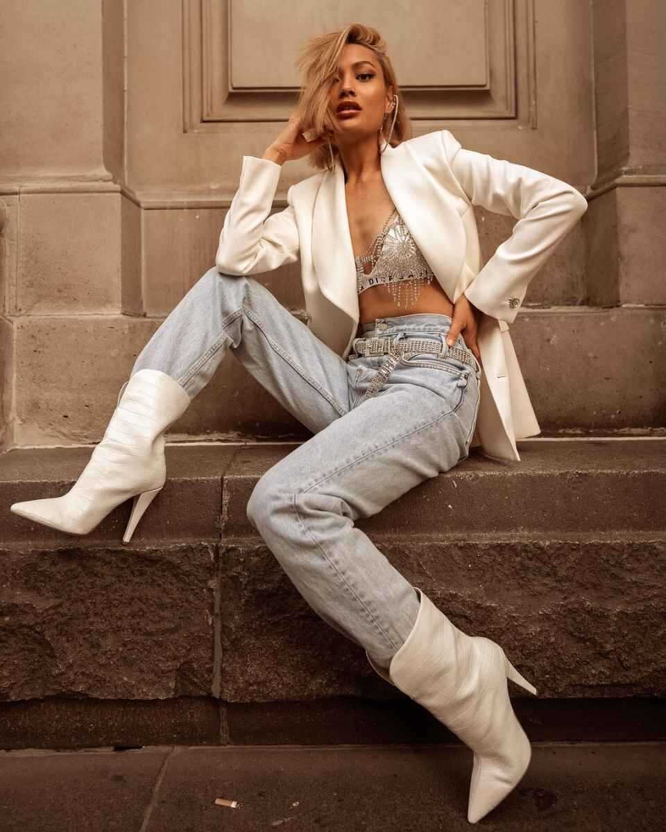 образы с белыми мартинсами. образы с белыми ботинками. белая обувь стритстайл. образы с белыми ботинками. зимние образы с белыми ботинками.