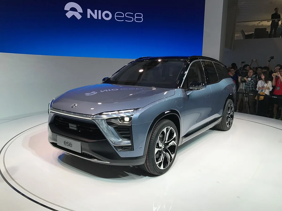 2 .NIO Известный своими высокотехнологичными электромобилями и инновационными концепциями, такими как обмен батарей. NIO успешно позиционирует себя как премиальный бренд на рынке электромобилей. 
NIO:Известный своими высокотехнологичными электромобилями и инновационными концепциями, такими как обмен батарей.
NIO успешно позиционирует себя как премиальный бренд на рынке электромобилей. 
