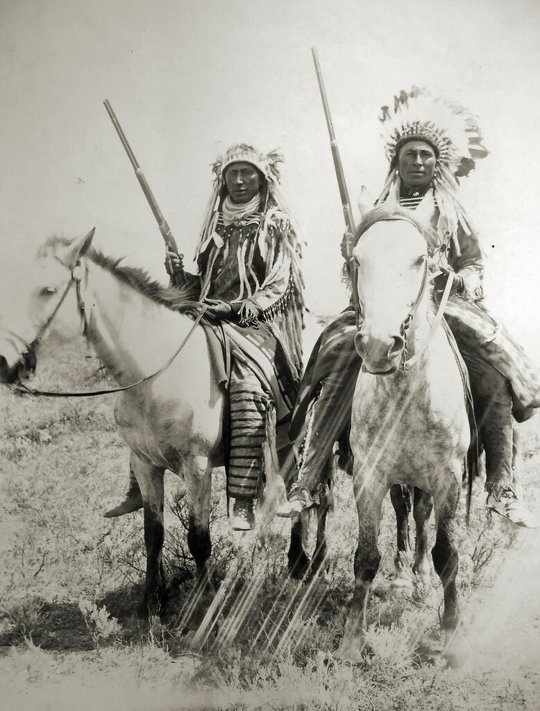 Племя знаменитая. Ассинибойны индейцы. Индейцы Северной Америки. Индейцы племен шайеннов. Индейцы Северной Америки племена и лошади.