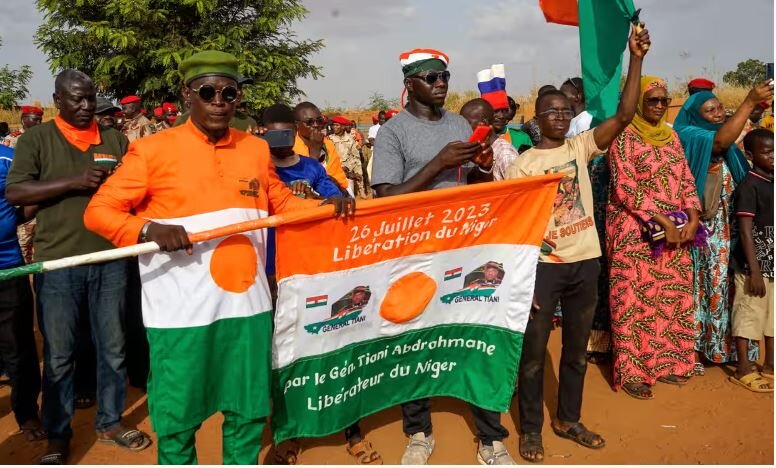 Митинг против французских военных в Ниамее, Нигер, 16 сентября 2023 года. Фото: Иссифу Джибо/EPA