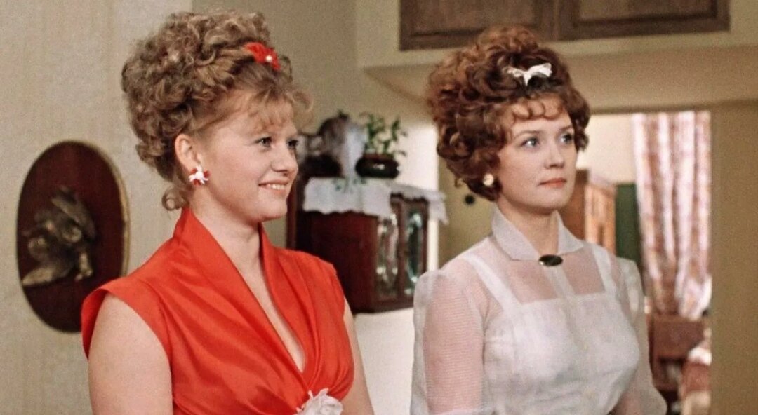 Программа передач на 31 декабря. Телепрограмма. С новым годом старого фильма. Программа передач на 31 декабря ирония судьбы. Телевизионная программа на новый год.