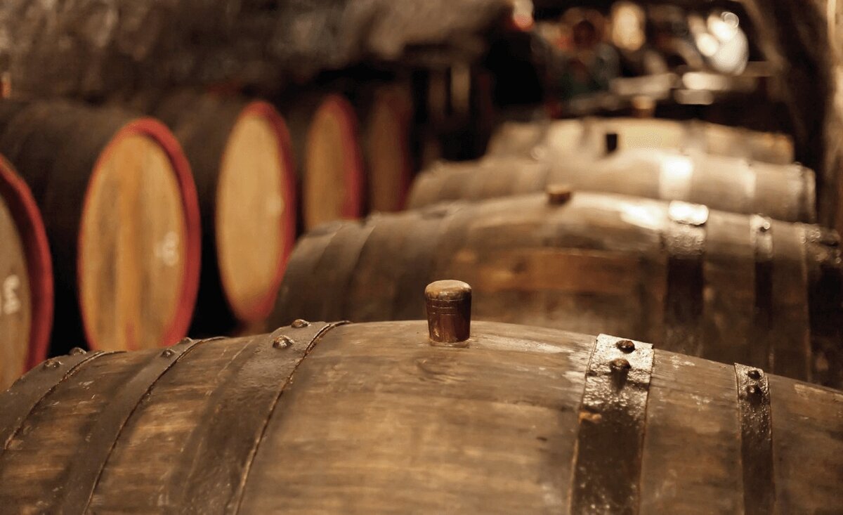Дубовые бочки. Подставка для бочек. Бочка дубовая 20л стандарт. Дубовые бочки для вина. Как правильно писать бочка.