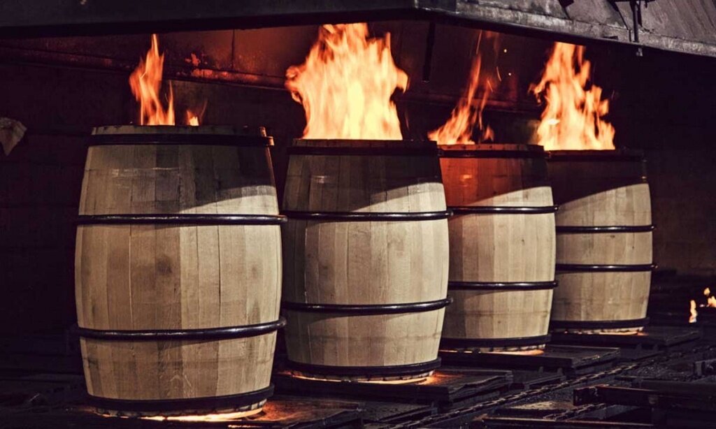 Склад бочек виски. Бочка бурбона. Коньячные бочки. Обжиг бочки для виски. Бочки с виски.