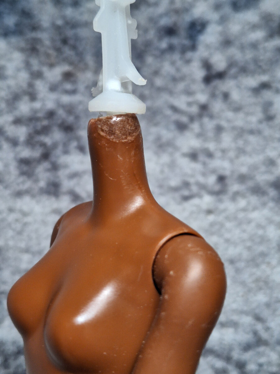 Гель получился темнее, но переделывать я не стала, т.к. эта часть полностью закроется головой куклы.