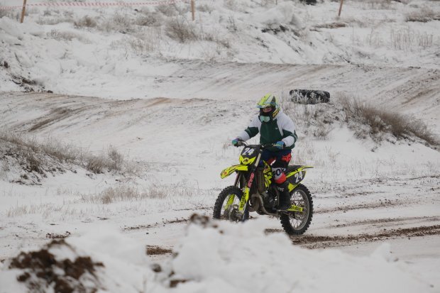 Мотоцикл с детским креслом. Пассажир на мотоцикле возраст. Перевозка детей на мотоцикле. Детский электромотоцикл bmw r1200gs. Kymco cv3.