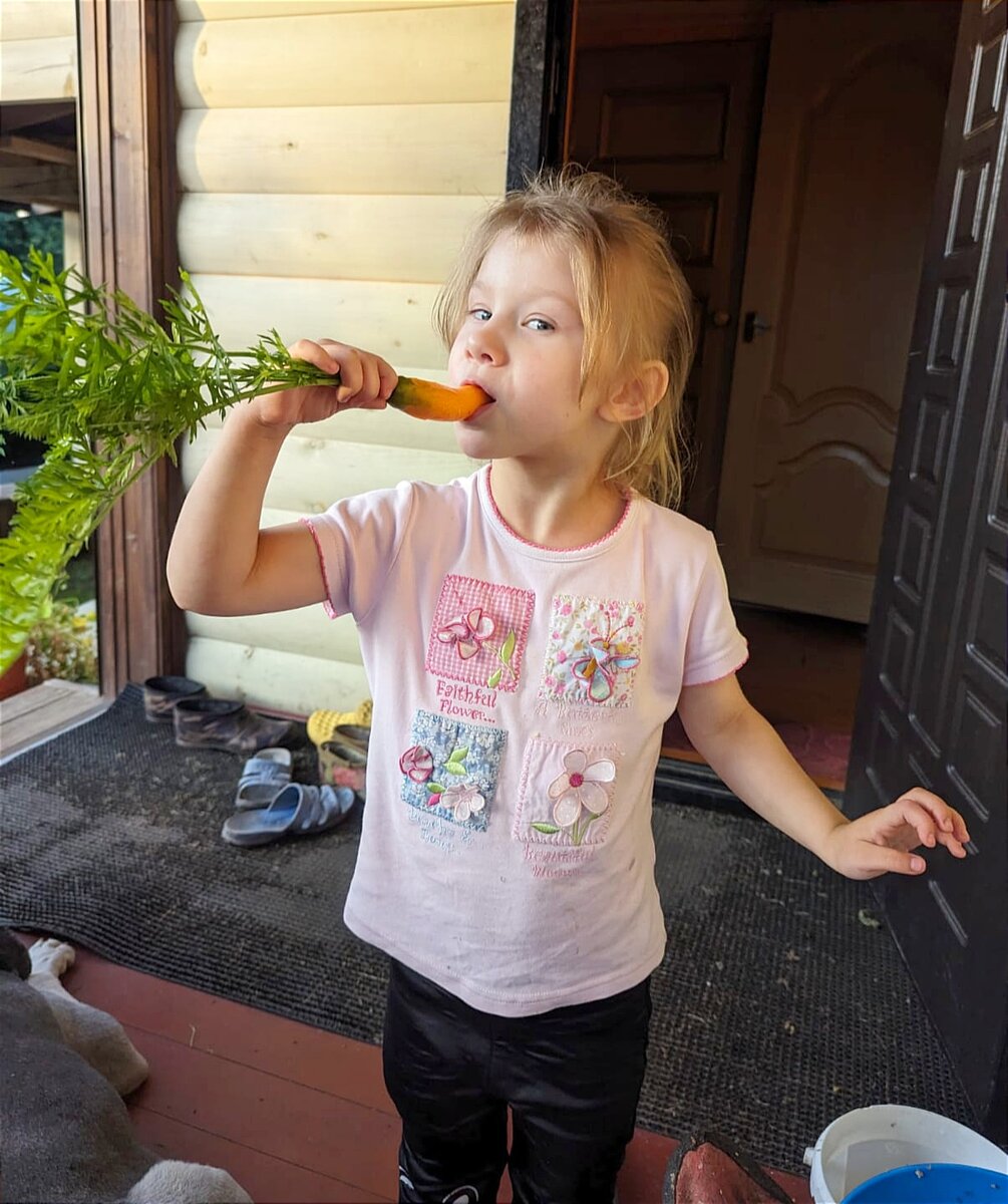 Мелиса, иди есть суп. Нет, я буду только морковку! 