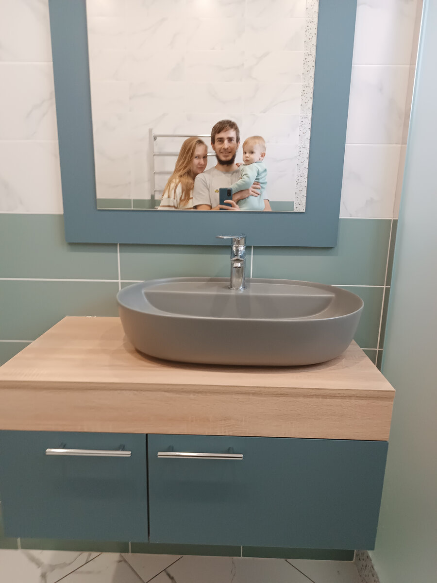 Я и мои помощники в отражении сегодня повешенного зеркала