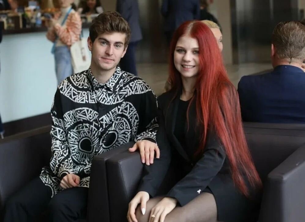 Веселая компания за столом. Разговор между мужчиной и женщиной. Встречаться с друзьями. Фотосессия друзей. Рассказывать.