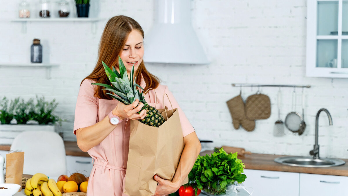 радуйся дорогой хозяин. собака радуется возвращению хозяина. человек с собакой. лабрадор ретривер. хозяин собаки.