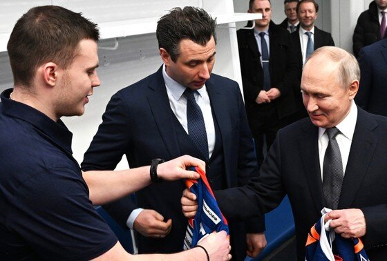     Владимир Путин во время посещения многофункционального спортивно-концертного комплекса «СКА Арена»