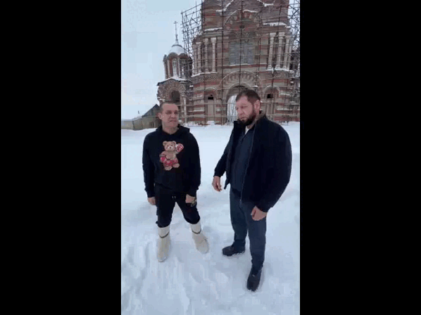 Абубакар и Умарали крестятся 