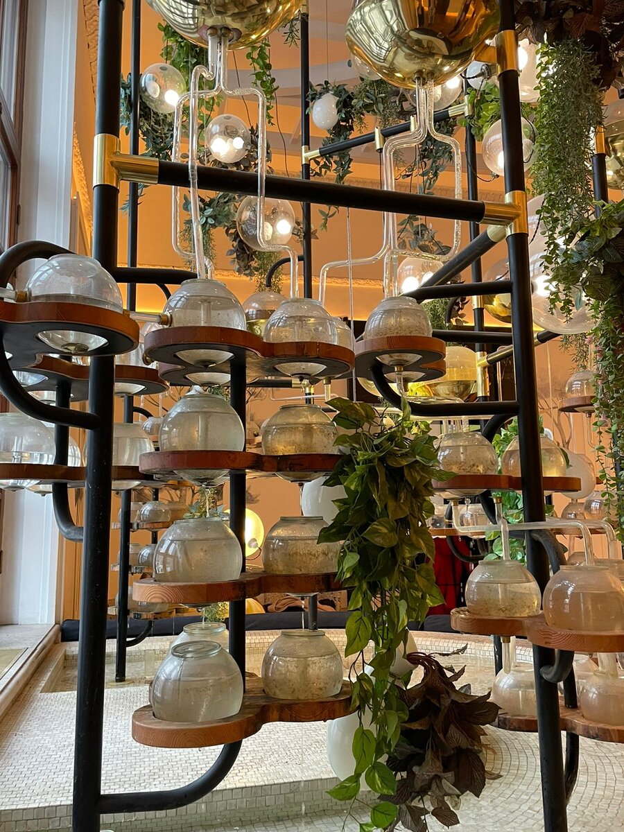 Сон подарок от бывшего. Сон подарок от бывшего. Мужчина с подарком россия отчет. Хвастаться подарками. Парень дарит девушке.