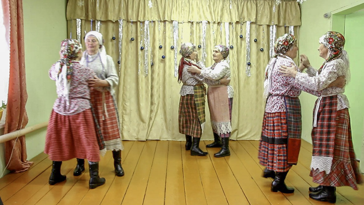 Удмуртский народный танец. Удмуртские костюмы ансамбля италмас. Народные танцы удмуртов. Удмуртский танцевальный костюм. Ансамбль катанчи удмуртия.