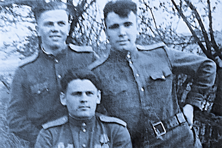 Герой повествования (сидит) с боевыми товарищами.