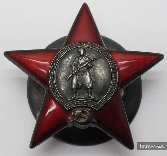 Орден Красной Звезды представляет собой покрытую рубиново-красной эмалью пятиконечную звезду. 
В середине ордена помещён щит с изображением фигуры красноармейца в шинели и будёновке с винтовкой в руках. По ободу щита расположена надпись «Пролетарии всех стран, соединяйтесь!», в нижней части обода — надпись «СССР». Под щитом находится изображение серпа и молота. Щит, изображение красноармейца, надпись, серп и молот, а также края звезды — оксидированы.

Орден Красной Звезды изготавливается из серебра. Серебряного содержания в ордене — 27,162±1,389 г (на 18 сентября 1975 года). Общий вес ордена — 33,250±1,620 г [31].

Размер ордена между противолежащими вершинами звезды — 47-50 мм (в зависимости от года выпуска). Расстояние от центра ордена до вершины любого из пяти эмалевых лучей звезды составляет 26-27 мм.

