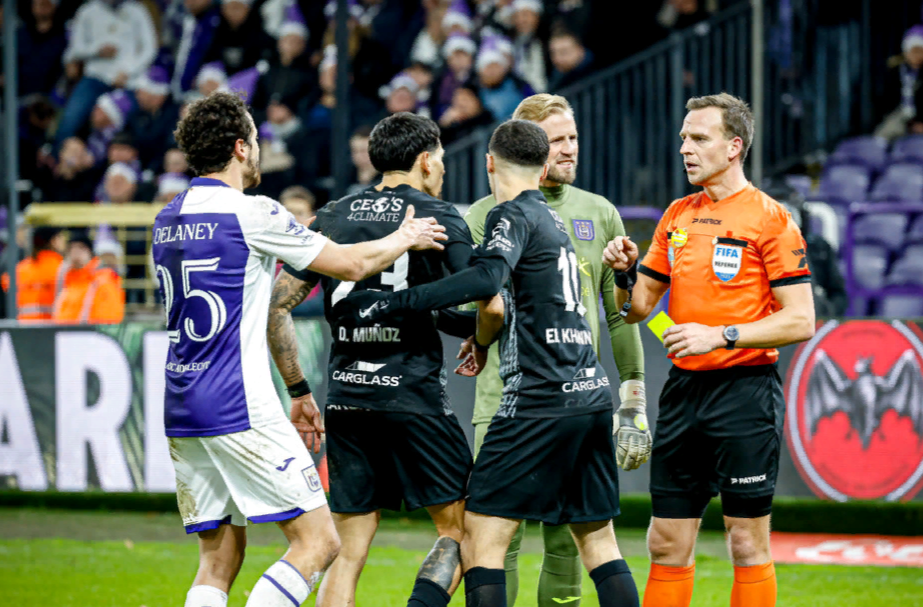 Игроки Генка пытаются напомнить арбитру правила пробития пенальти