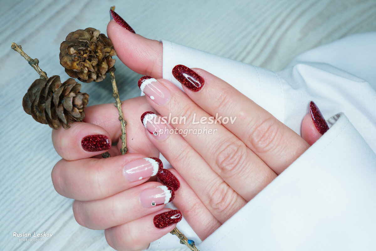 Маникюр под черное платье. Маникюр к бежевому платью. Марикют к черномк рлмтью. Маникюр под серое платье. Маникюр к черному платью.