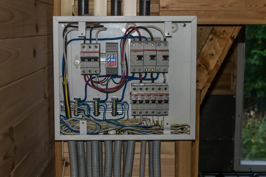 электрика в частном доме. электропроводка в частном доме. электромонтажные работы в частных домах. черновая электрика в квартире. монтаж электрики в частном доме.